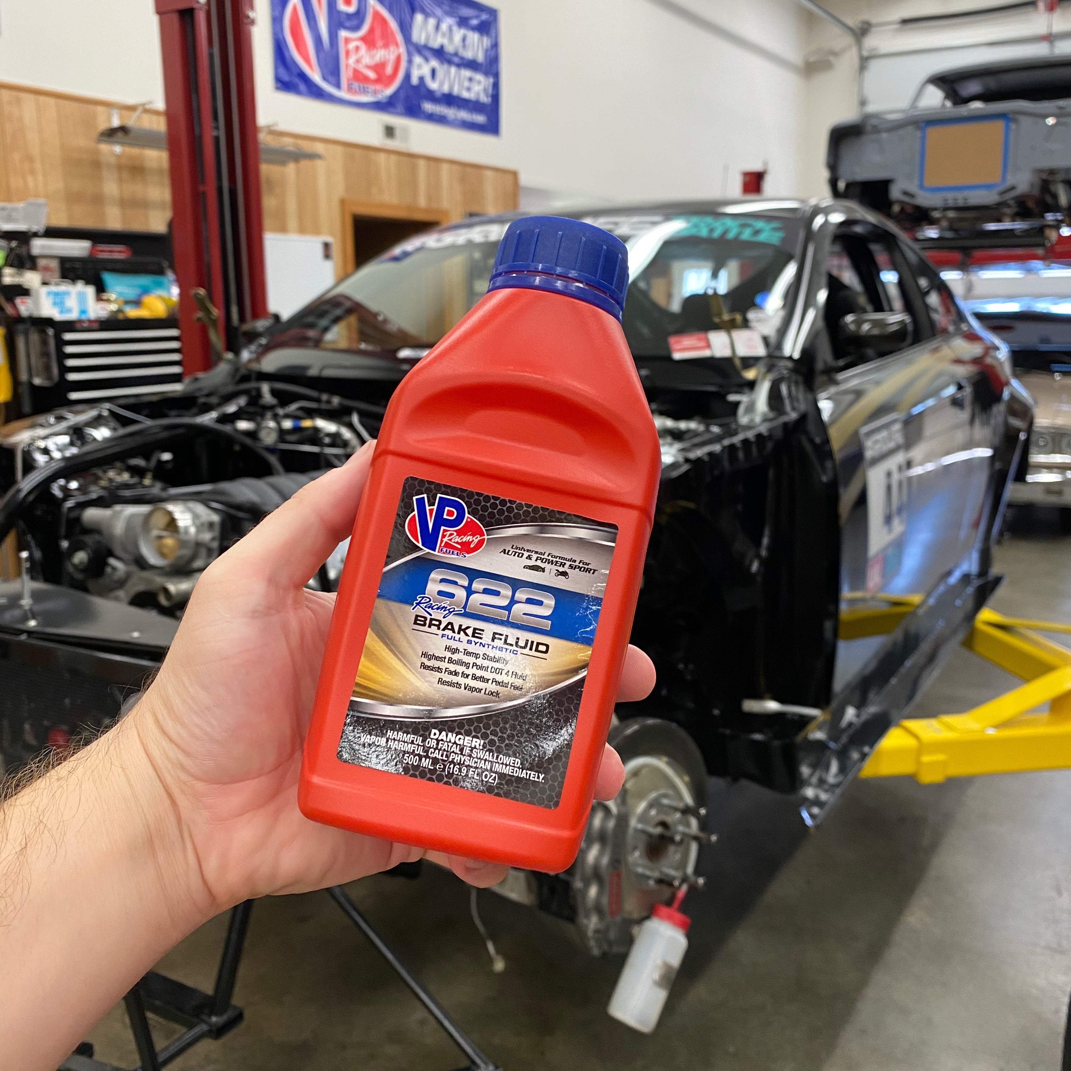 2551_BRAKE FLUID_LIFESTYLE04.jpg